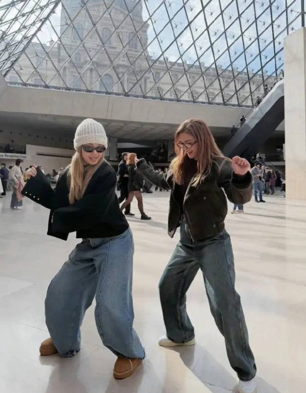 搜狐娱乐讯 2月27日，阿Sa晒出与容祖儿在卢浮宫跳舞的照片，两人尽情玩耍，表情可爱。