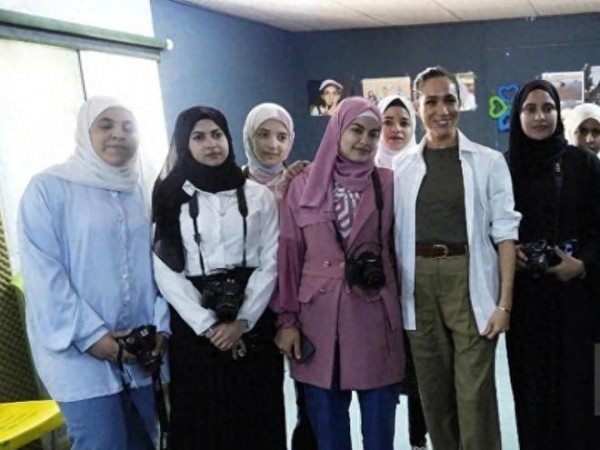 哈里夫妇合体参加活动!梅根穿皱皱巴巴裤装接地气,毫无名人包袱