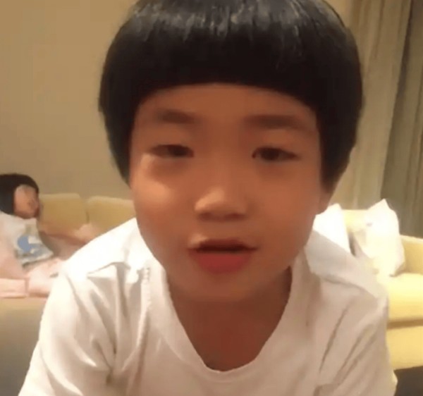 曹格大儿子和女友秀恩爱,女友很清纯颜值不输明星,郎才女貌天生一对