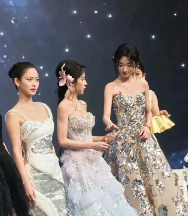 微博之夜乐子多！娜扎险走光，6位明星撞衫，章若楠摔倒五官乱飞