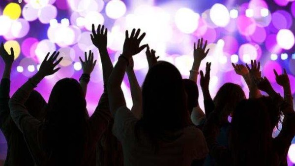 明星绯闻八卦充斥网上，谁给了他们传播平台？