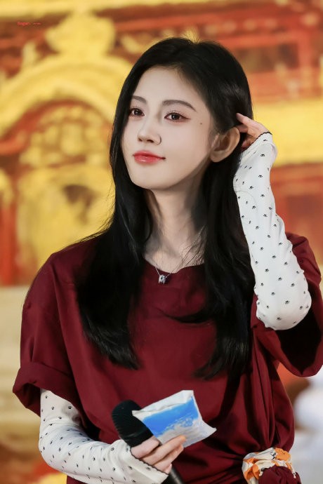 粉丝们为什么用“散财童女”来形容鞠婧祎,这个称呼有什么特殊含义吗?