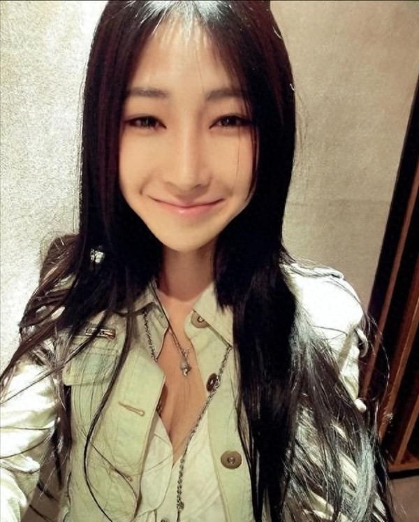 和李荣浩同居4年却惨遭抛弃，陷入抑郁多年，如今39岁仍是单身