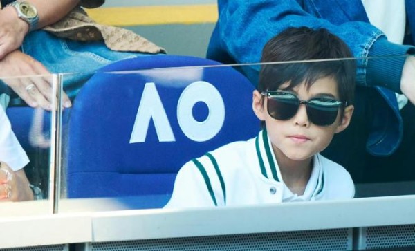 周杰伦儿子正面照曝光,8岁罗密欧与父亲好像,动作神态都一样