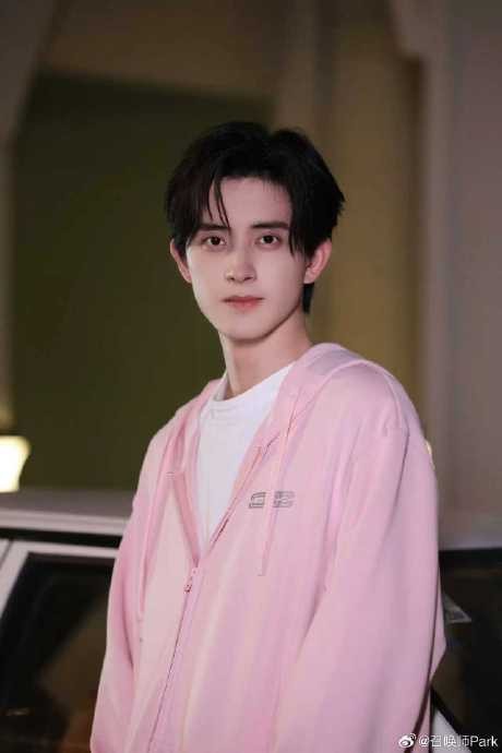 从商业角度看，敖瑞鹏的抽象行为对其影视作品和商业代言有何影响？