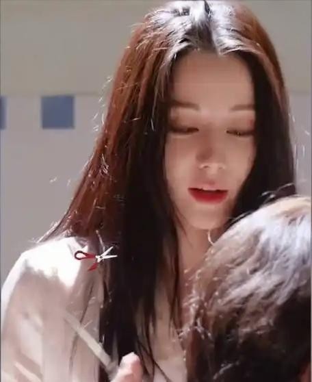 迪丽热巴亲手为陈星旭剪发，花絮里的那份“真心”比剧本还要勾人