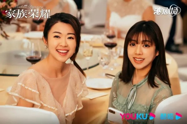 潘艺桐（右）在剧中饰演郭政鸿和熊黛林小女儿。