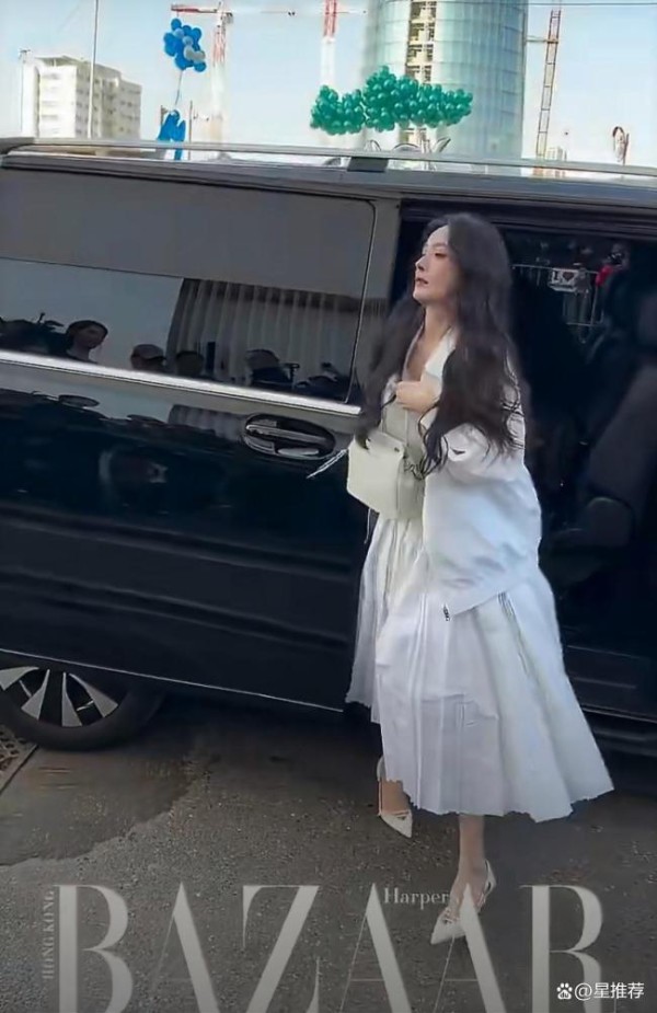 杨幂登陆少年组合Prada大秀同框