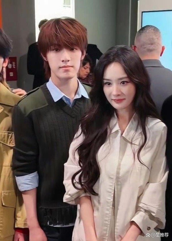 杨幂登陆少年组合Prada大秀同框 豪门姐弟成焦点