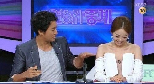 韩国女主播着开胸装主持 男搭档：天太热吗