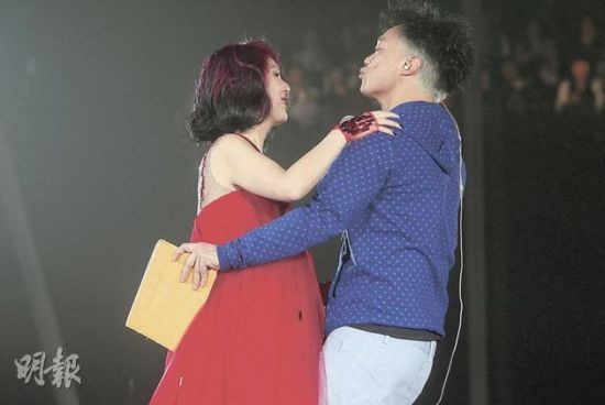 陈奕迅假装吻杨千嬅，非常搞笑