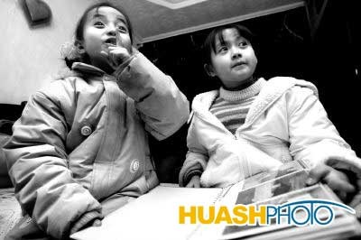 8岁女童开心寻回昔日小伙伴(图)