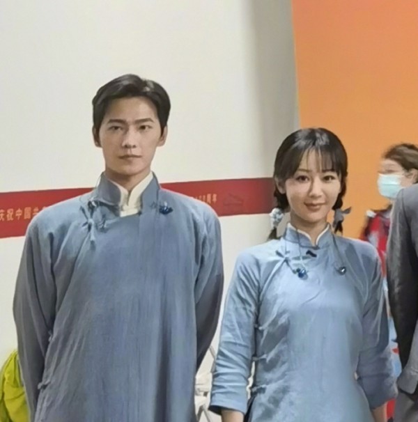 文艺晚会大合照出炉，刘涛高圆圆同框好养眼，杨紫却成团宠