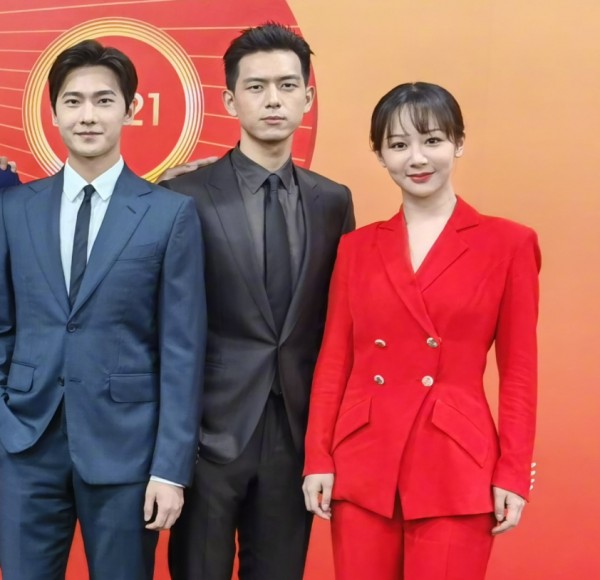 文艺晚会大合照出炉，刘涛高圆圆同框好养眼，杨紫却成团宠