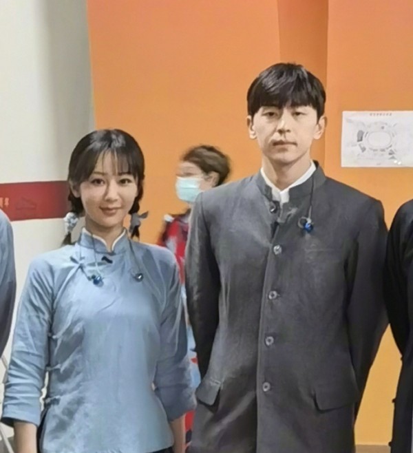 文艺晚会大合照出炉，刘涛高圆圆同框好养眼，杨紫却成团宠