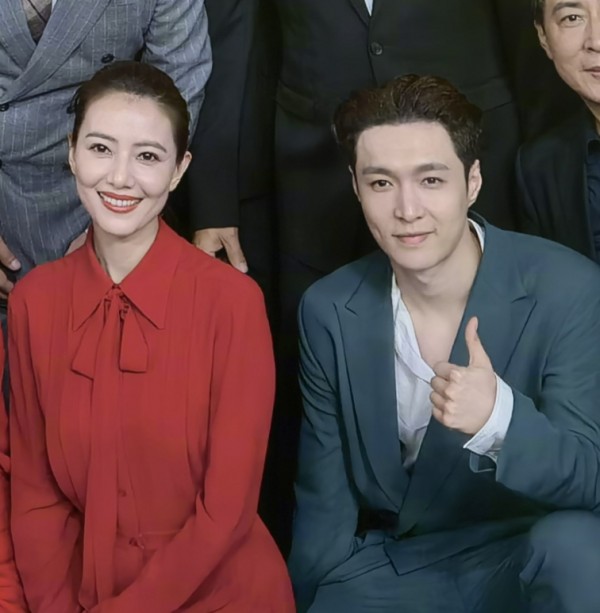 文艺晚会大合照出炉，刘涛高圆圆同框好养眼，杨紫却成团宠