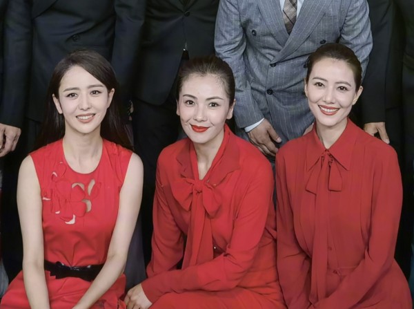 文艺晚会大合照出炉，刘涛高圆圆同框好养眼，杨紫却成团宠