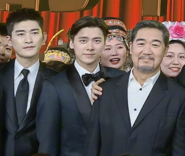 文艺晚会大合照出炉，刘涛高圆圆同框好养眼，杨紫却成团宠