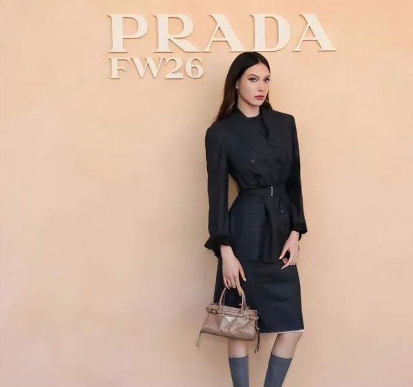 从米兰冬奥金牌到PRADA秀场！谷爱凌无视争议，体育时尚双线登顶