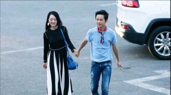 何炅杨钰莹30年牵手照刷屏：为何低调比官宣更治愈速食爱情？