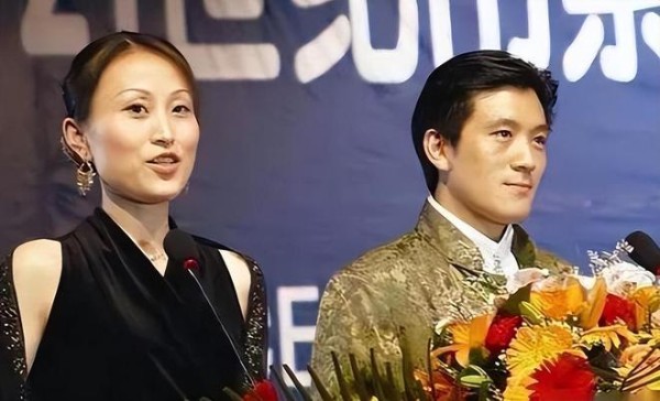 杨子晒女儿弹唱视频，22岁杨海润五官惊艳有星相，疑要在内娱出道