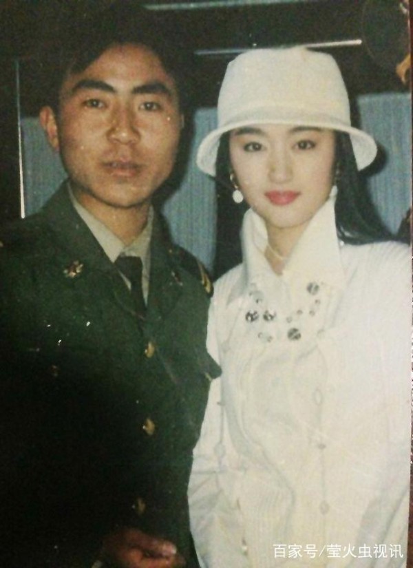 甜歌天后杨钰莹一组青涩合影旧照,每一张都是一段美好的故事