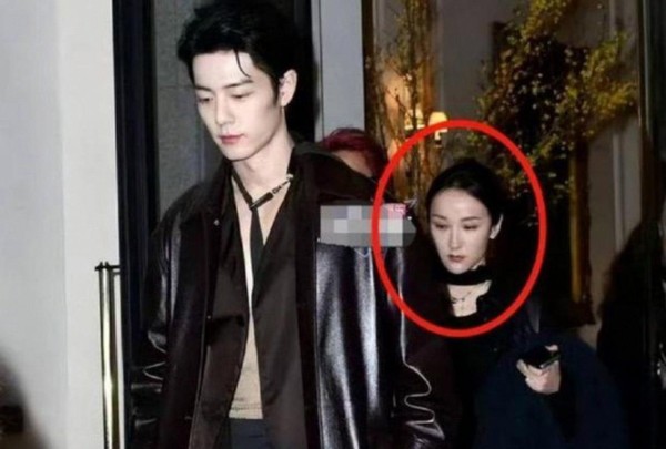 见过这么可怕的经纪人吗？小于刚才还在给粉丝微笑签名，经纪人一看立即改变态度，现场气氛瞬间紧张起来