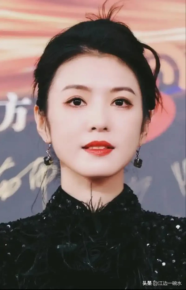 江边一碗水：这是大数据测出来的面相结论，大家看准不准呢？
面相分析：李云霄#明星脸辨识# #明星颜值谜题# #面相解析# 
 
额头：额头光洁饱满，在面相学中，这通常象征着智慧较高，思维敏捷，有较好的思考能力和领悟力，在学业和事业的起步阶段往往能有不错的表现。
 
眼睛：眼睛明亮有神，目光坚定，代表着此人情感丰富且理智，在人际关系中能够较好地把握情感尺度，同时也有较强的洞察力，对事物有自己的判断。...