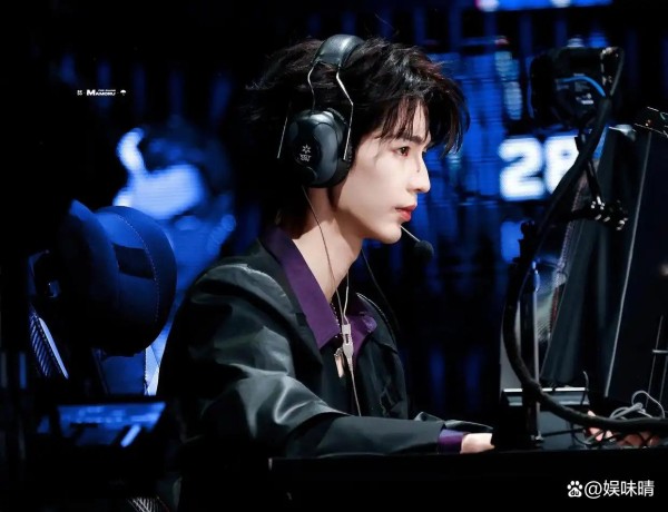 张凌赫电竞首秀引爆热搜！黑衣造型帅翻，被赞“电竞文男主”