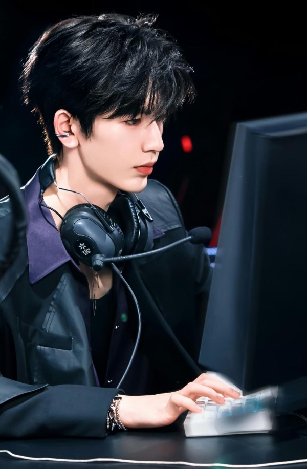 从“神级1V3”到流量漩涡：张凌赫电竞跨界全解析