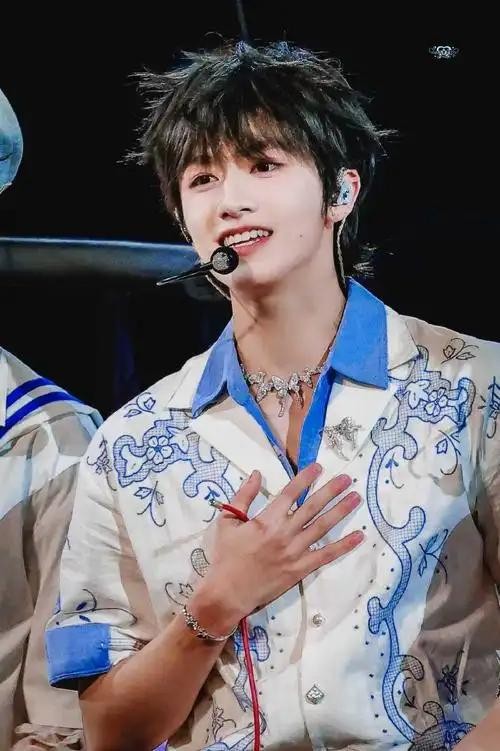 朱志鑫3000万断层C位引争议，时代峰峻“不换番”声明引爆饭