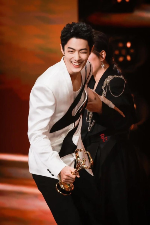 2026《微博之夜》封面曝光！肖战携四大顶流同台，内娱阵容炸裂