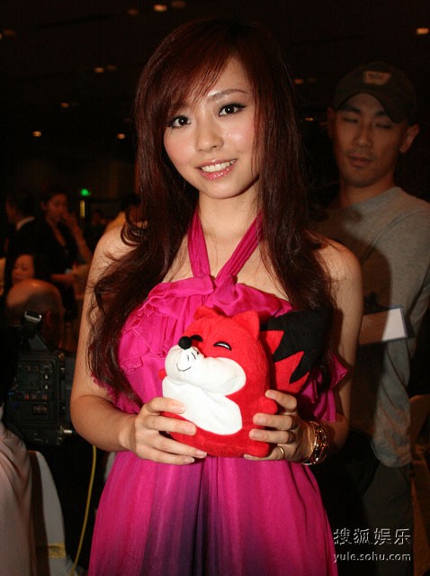 张靓颖粉色晚礼服俏皮可爱