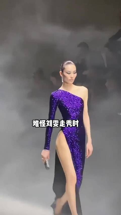 为何刘雯穿衣大胆却不怕走光？看到单依纯大腿发光，才懂隐藏操作