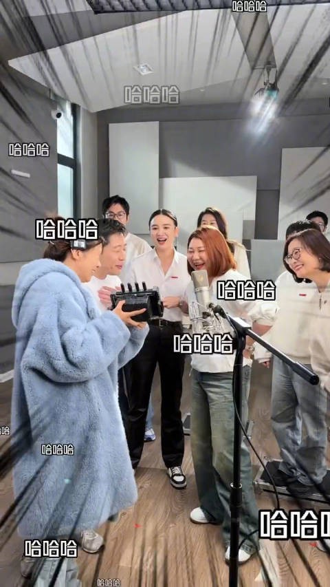 壹心娱乐老板杨天真携旗下艺人宋佳、朱亚文、白宇同框录制公司十周年MV…