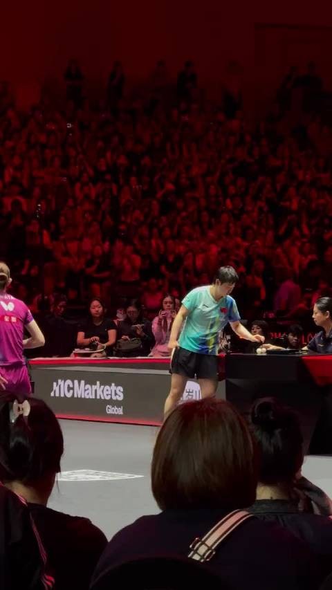 孙颖莎vs早田希娜现场,一位球迷大哥的带喊太给力了 漂亮的最后一球