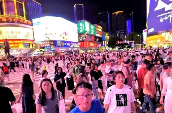 解读年轻女性为男明星花钱的现象