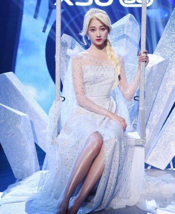 关晓彤利用艾莎公主造型，为自身品牌公关提高美誉度