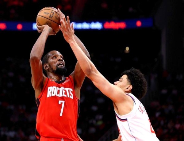 历史第四！杜兰特达成千场里程碑，赛前赠送球衣给中国明星，却与对手对峙