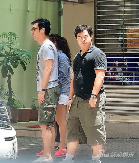 儿子钟嘉浚（右）也有同行，其身材被好身材的钟镇涛比下去。