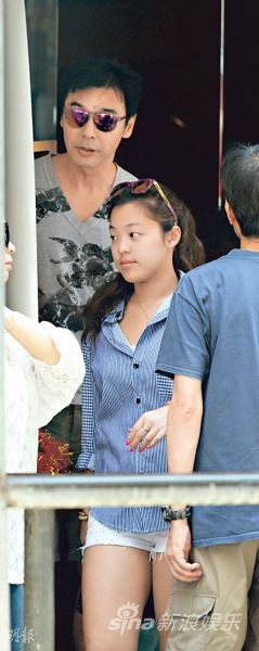 钟镇涛与女儿钟嘉晴一起从出云吞面店出来。