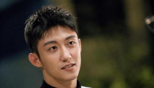 撩头发、搂脖子、捏耳朵，黄景瑜片场间隙与女演员互动，没界限！