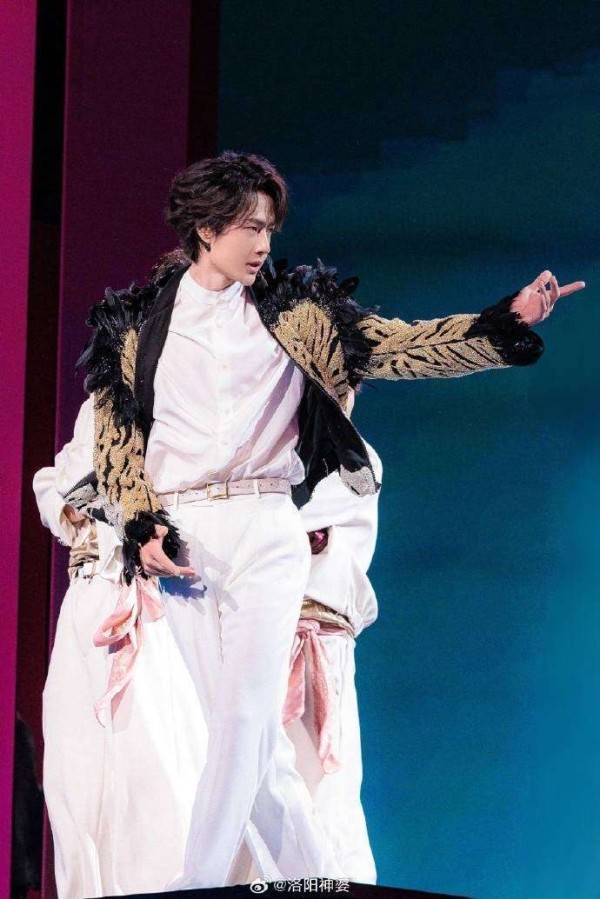 王一博春晚脚滑秒救场！明星舞台失误反应太真实