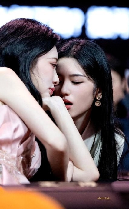 孟子义和周也为什么在公众场合表现出如此亲密的关系？