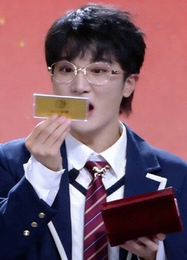 周深收到金条的反应,网友:这就是我中大奖时的样子!