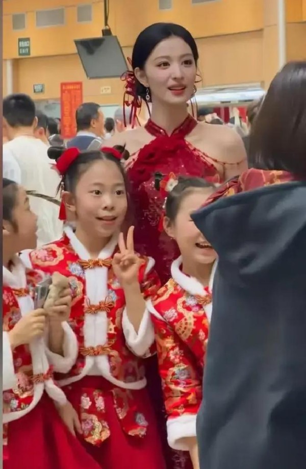 春晚后台生图走红：明星真实反应比节目更精彩