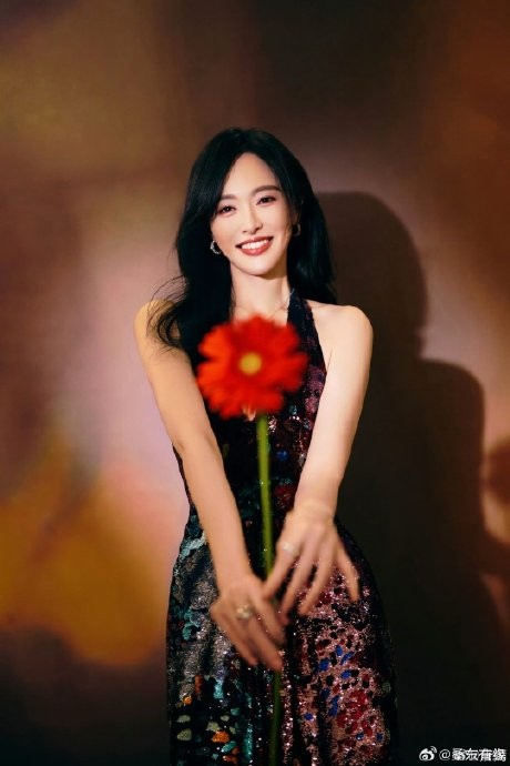 唐嫣是从哪一年开始资助藏族女学生的？