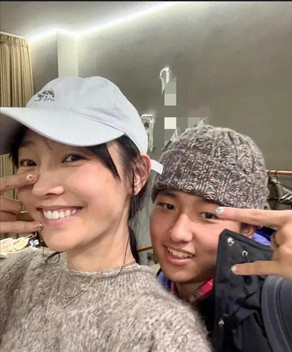 44岁白百何和儿子的自拍，气质有点土土的，浪费妈妈的基因