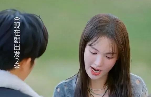 诗意辰星CQa：最近，娱乐圈的一幕轻松幽默的互动引发了网友们的广泛关注。 在某综艺节目上，演员金晨和王安宇之间关于身高的打趣，不仅让现场观众捧腹大笑，还成功地在网上掀起了一波热议。 这段看似简单的对话，背后其实有着不少值得探讨的文化和社会现象。

身高梗背后的娱乐文化
在这个节目中，金晨和王安宇的身高话题成为了大家关注的焦点。 金晨随口一句“不穿鞋165厘米”，王安宇则机智回应，展示了自己的平底鞋...