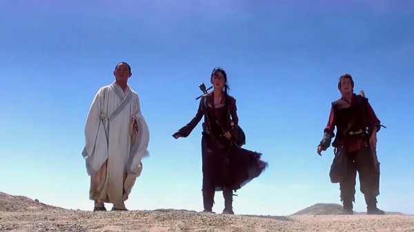 影视：成龙沙漠求雨，哪知李连杰直接浇醒成龙，太尴尬了